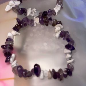 Howlite and amethyst chip bracelet